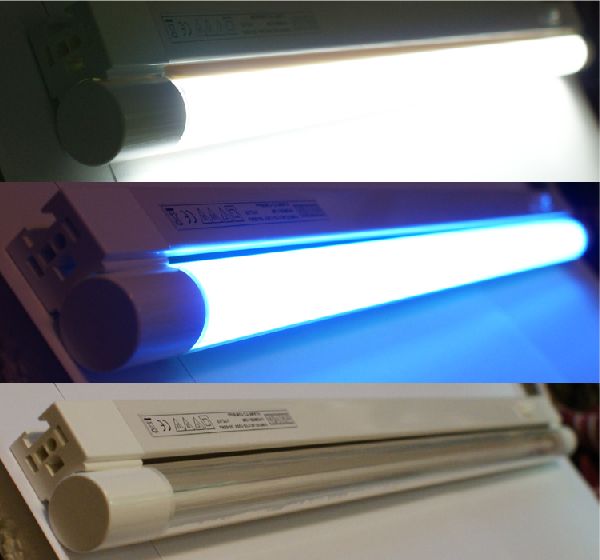 Лампа T-2 дневного света (6400 K) (сверху) и актиничного/синего света (в центре)